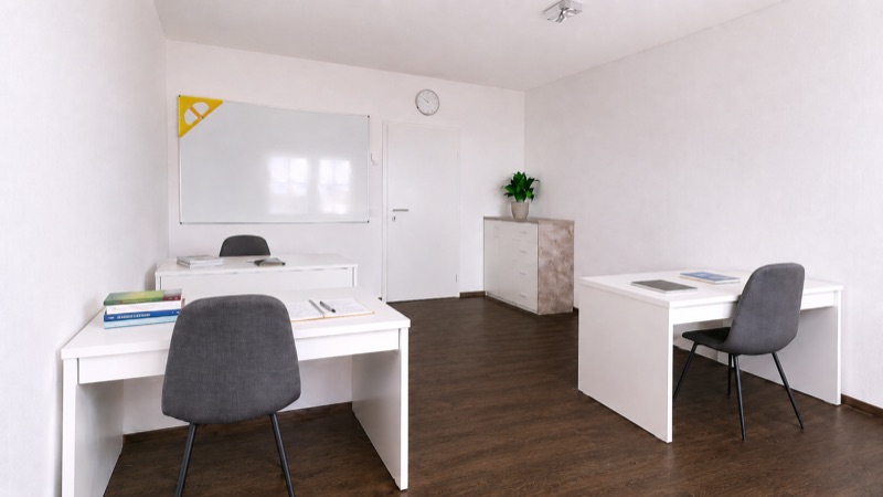 Unterrichtsraum mit Whiteboard und Einzelarbeitsplätzen bei ProStudy